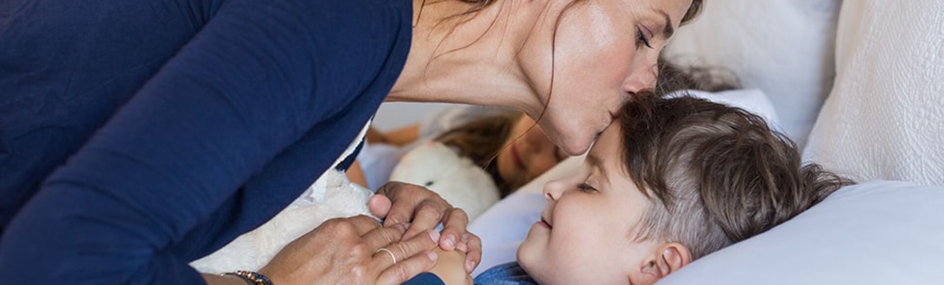 Madre le desea dulces sueños a su hijo