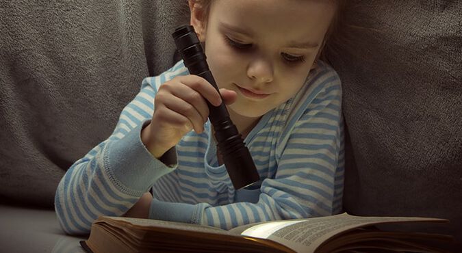 Niño leyendo un cuento