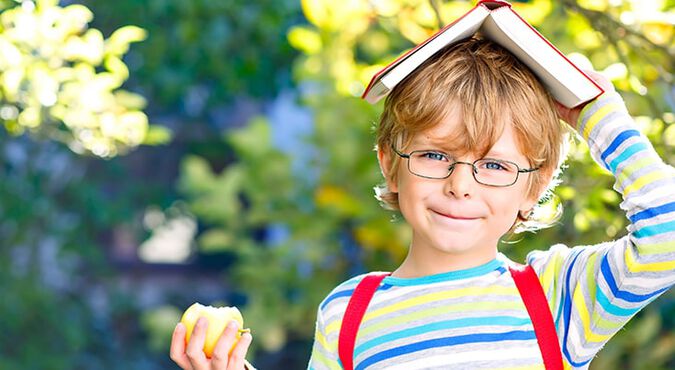 Niño comiéndose una manzana