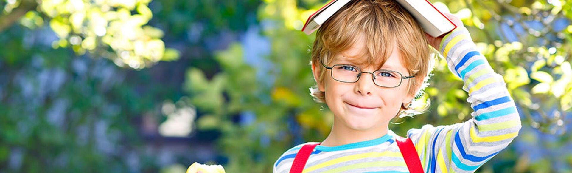 Niño comiéndose una manzana